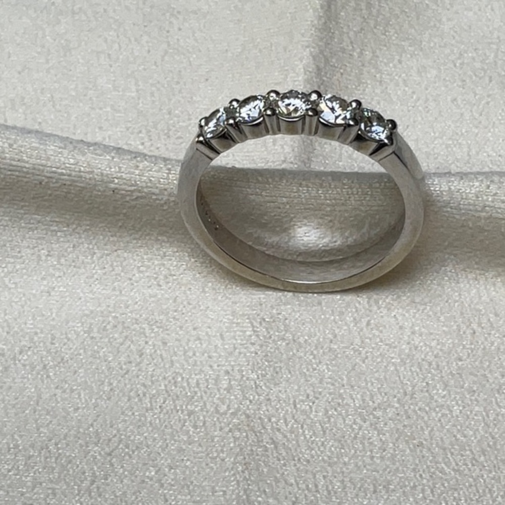 DERCO 14K  WHITE GOLD. 5 stones diamonds ring